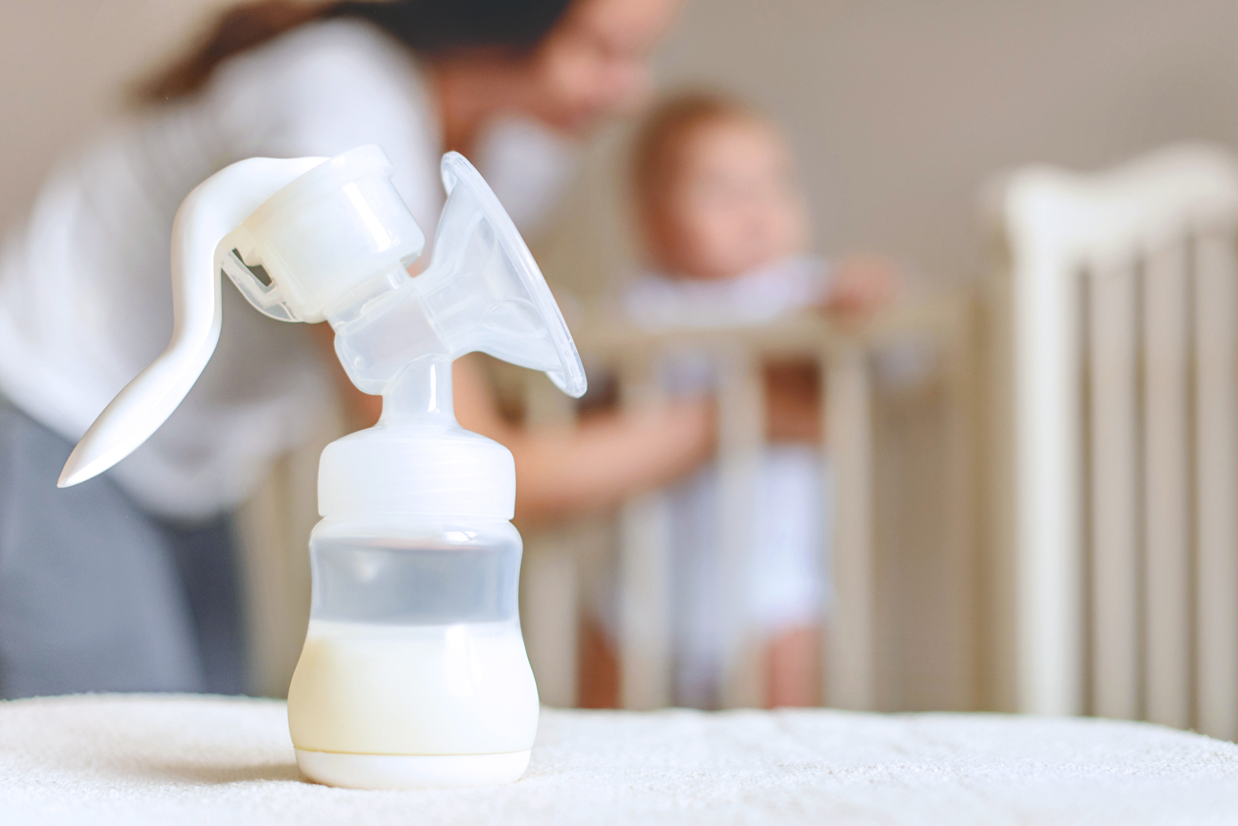 Electric Breast Pump vs Manual Breast Pump- Which is Right for You_